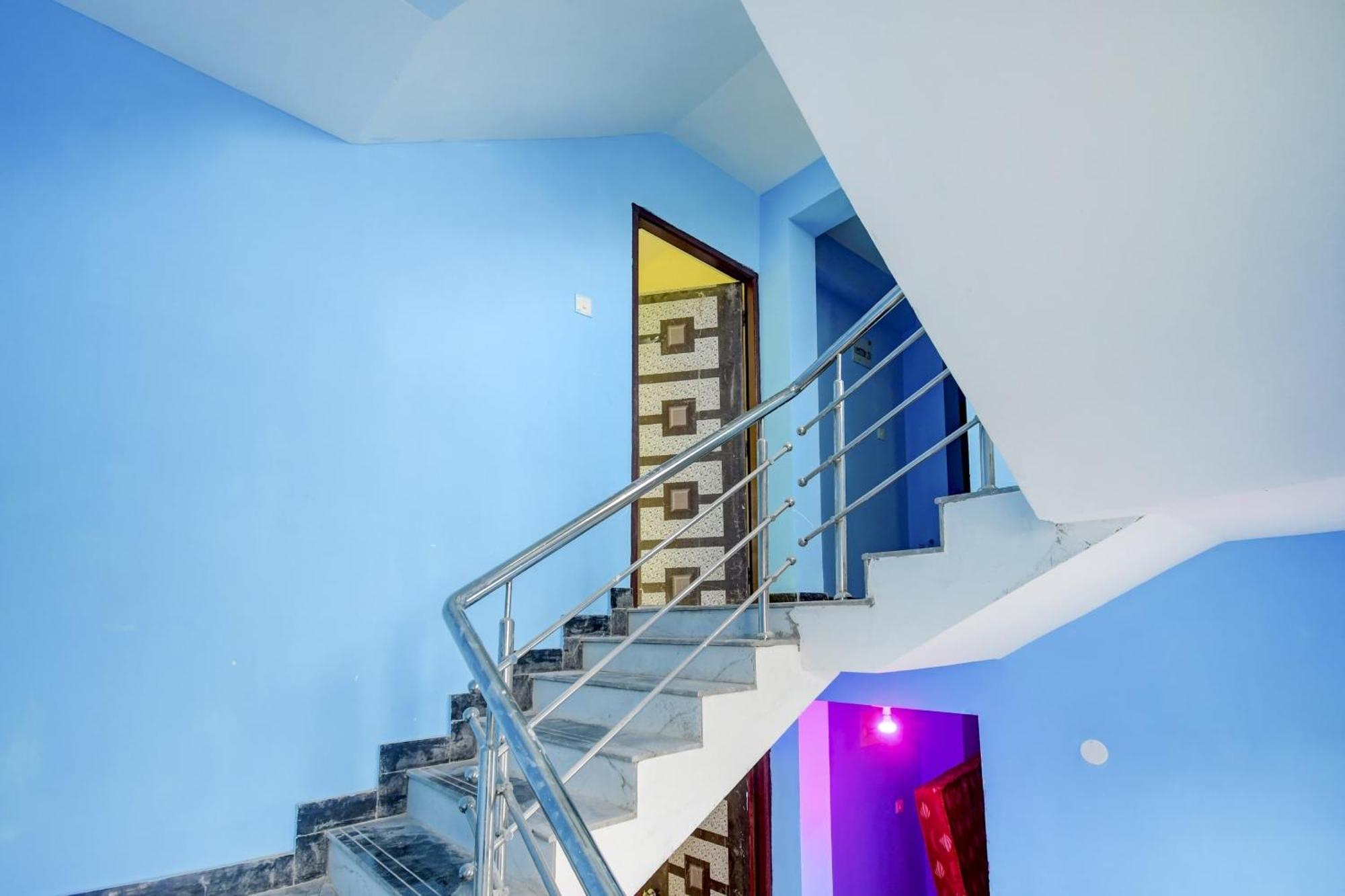 Super Hotel O 4 Friends Калькутта Экстерьер фото