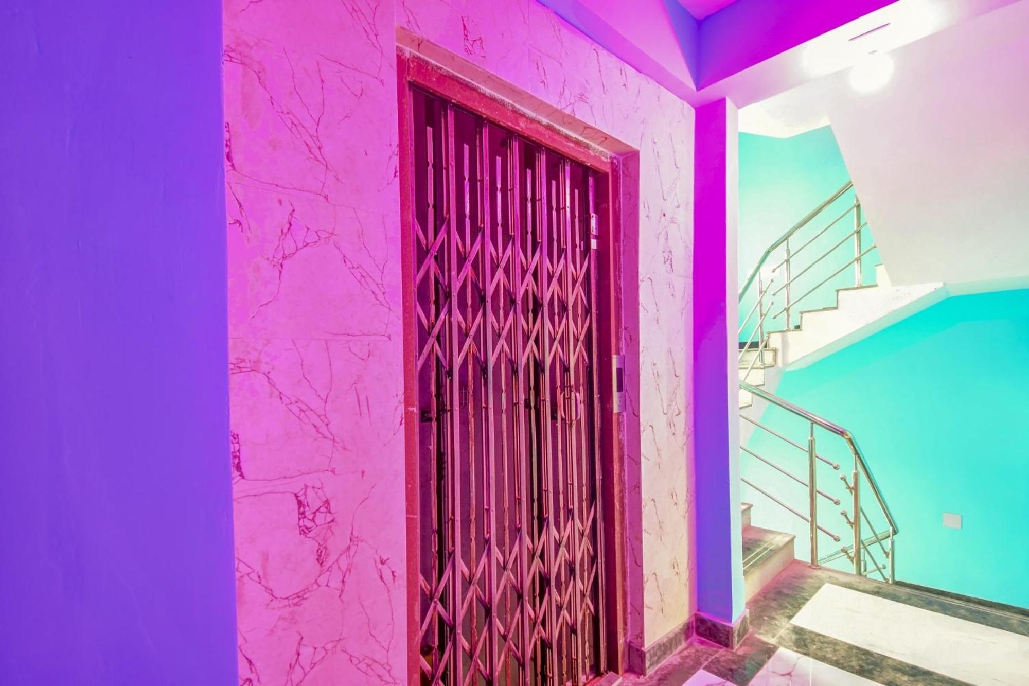 Super Hotel O 4 Friends Калькутта Экстерьер фото